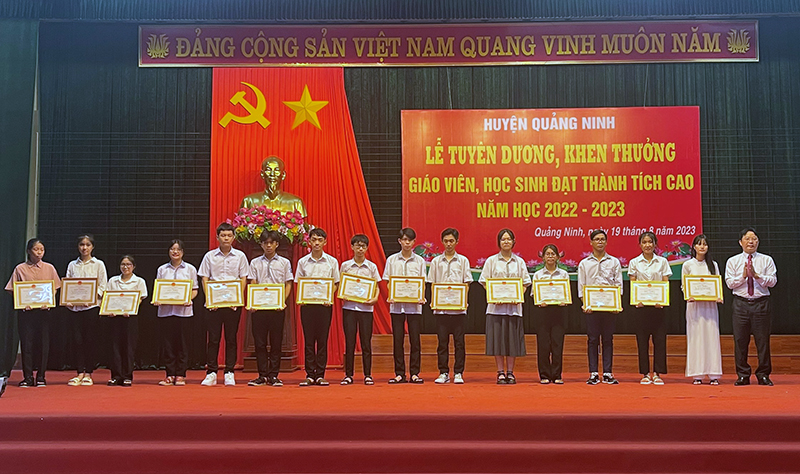 Quảng Ninh: Tuyên dương, khen thưởng giáo viên, học sinh đạt thành tích cao