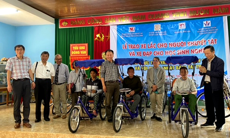 Trao tặng 40 xe lắc tay, xe đạp cho người khuyết tật và trẻ em có hoàn cảnh khó khăn