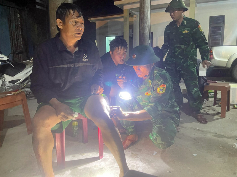 Bộ đội Biên phòng tỉnh cứu hộ thành công 3 ngư dân bị đắm tàu trong đêm