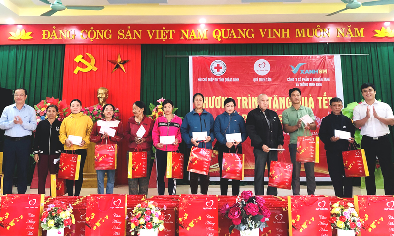 Trao tặng quà Tết cho hộ nghèo ở huyện Minh Hóa