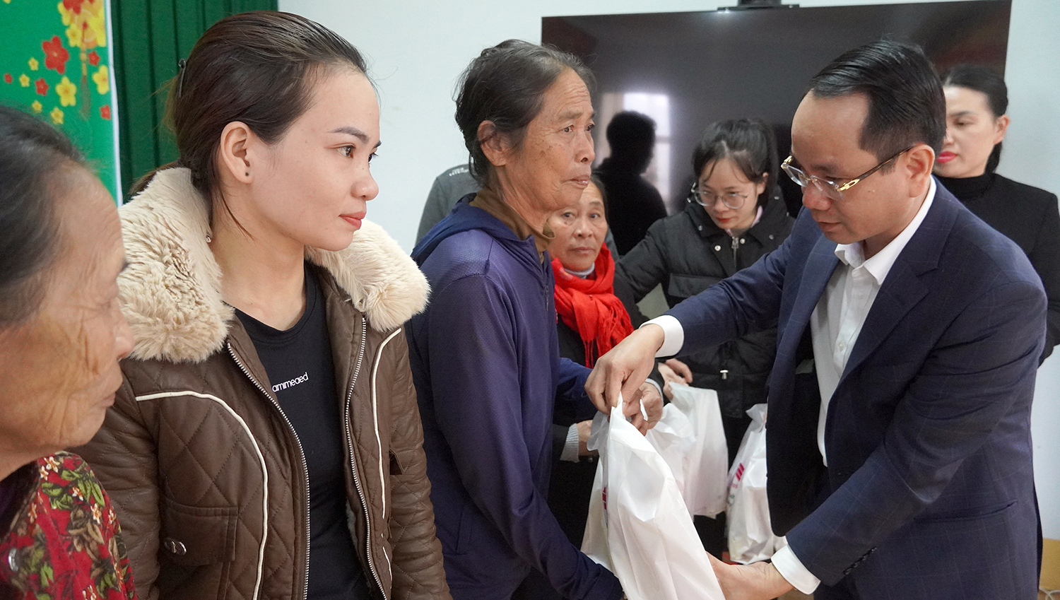 Đồng chí Phó Chủ tịch UBND tỉnh Phan Mạnh Hùng thăm, tặng quà gia đình chính sách
