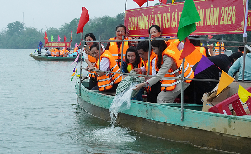 Lệ Thủy: Tổ chức chương trình "Thả cá đầu xuân" trên sông Kiến Giang