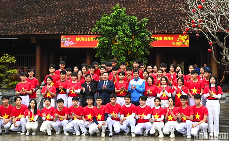 Chủ tịch Quốc hội mong muốn Tháng Thanh niên Việt Nam luôn "mãi mãi tuổi 20"