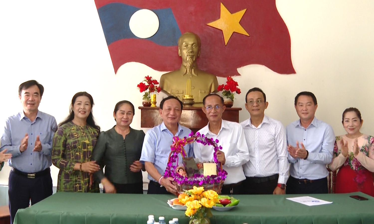Lãnh đạo tỉnh thăm, tặng quà Hội người Việt Nam tỉnh Khăm Muồn