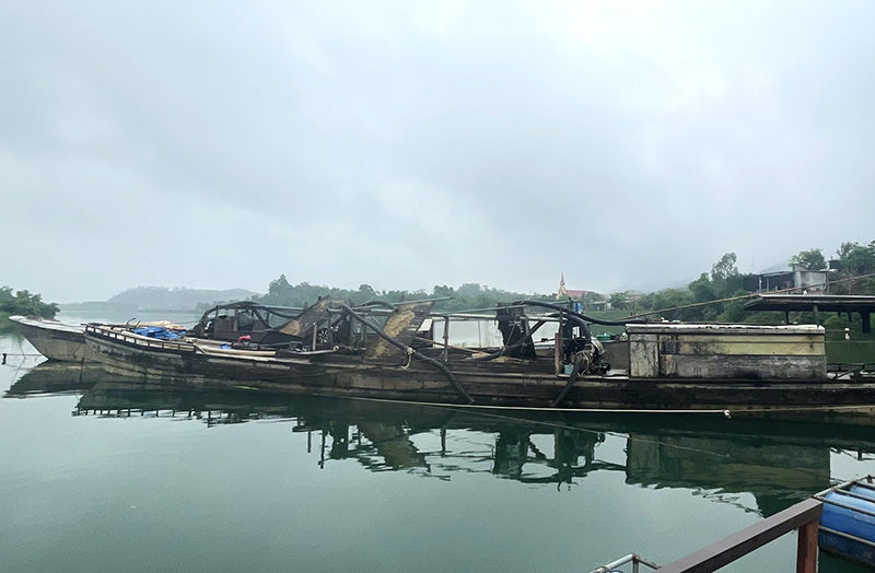 Bắt giữ 2 thuyền khai thác cát trái phép trên sông Son tại xã Hưng Trạch