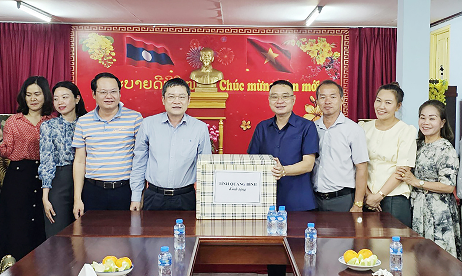 Lãnh đạo UBND tỉnh thăm Hội Người Việt Nam tại tỉnh Chăm-pa-sắc