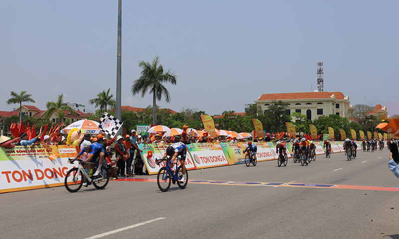 Trao thưởng chặng 9 Cuộc đua xe đạp toàn quốc tranh Cúp Truyền hình TP. Hồ Chí Minh lần thứ 36