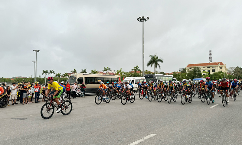 Khởi tranh chặng 10 Cuộc đua xe đạp toàn quốc tranh Cúp Truyền hình TP. Hồ Chí Minh