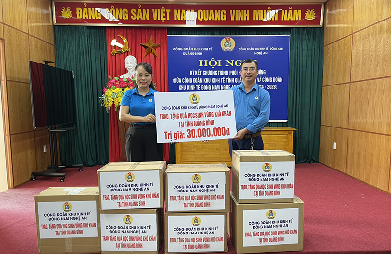Công đoàn Khu kinh tế Đông Nam Nghệ An tặng quà cho học sinh vùng khó khăn ở Quảng Bình