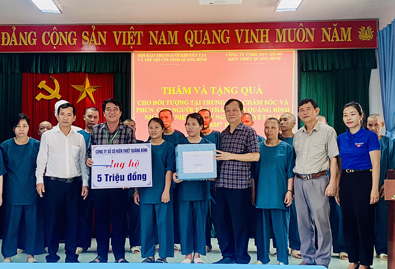 Thăm, tặng quà nhân Ngày Người khuyết tật Việt Nam