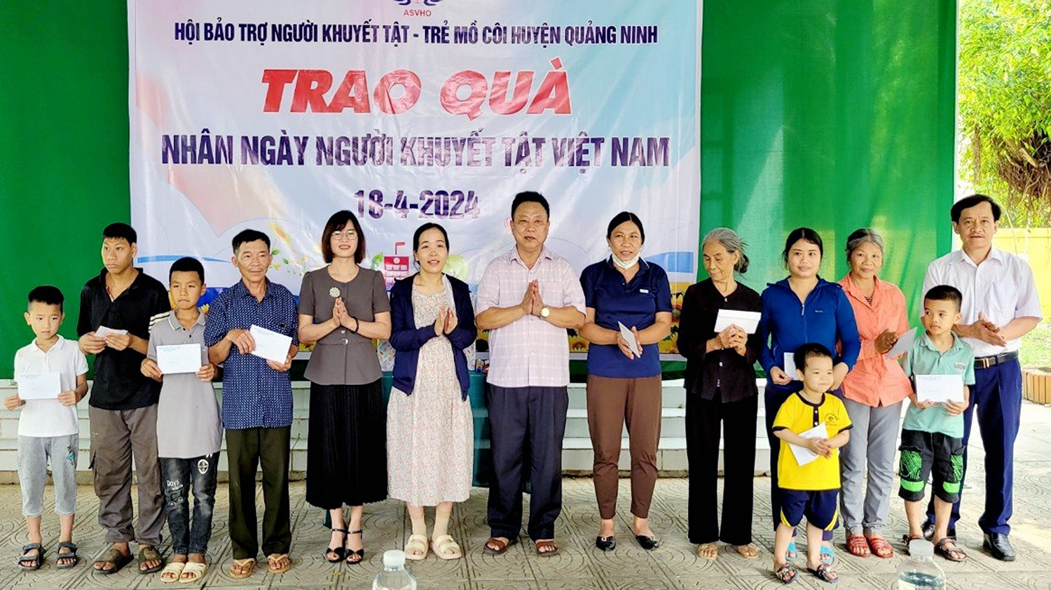 Quảng Ninh: Tặng quà cho người khuyết tật và trẻ mồ côi