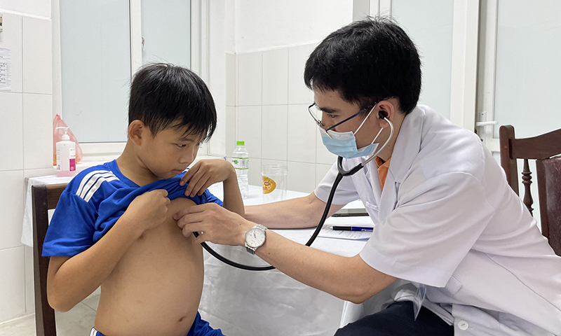 Khám sàng lọc bệnh tim và tiêm vắc xin phòng bệnh cúm tại 4 xã của huyện Quảng Ninh