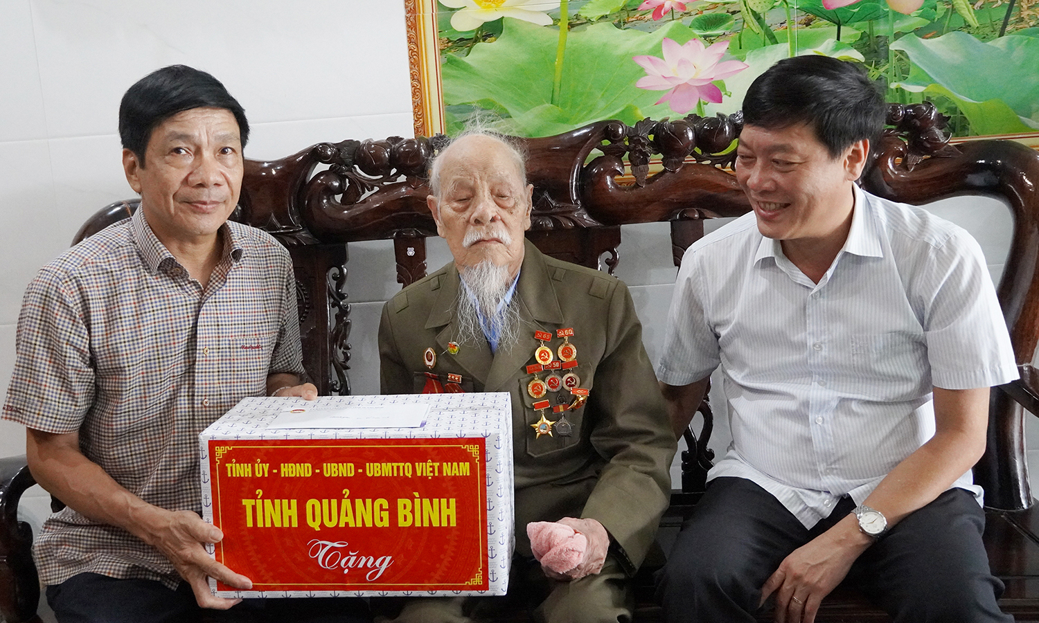 Lãnh đạo tỉnh thăm, tặng quà gia đình chiến sĩ Điện Biên