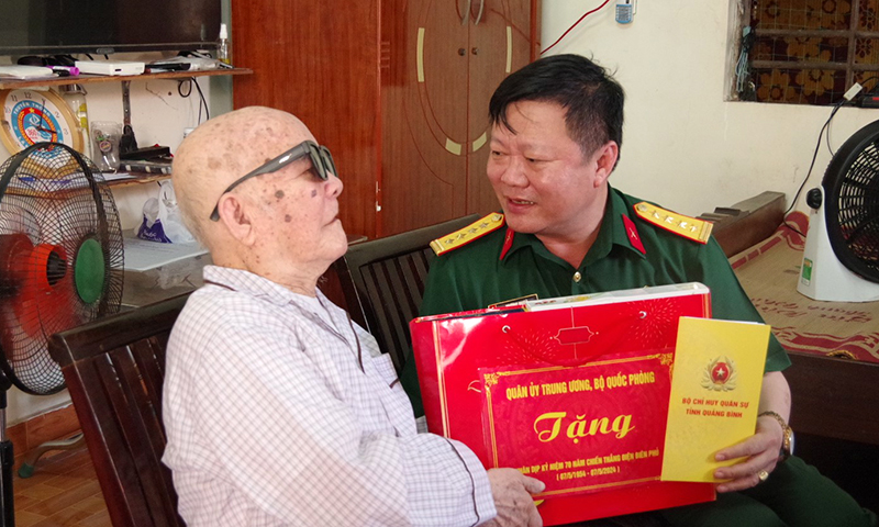 Bộ Chỉ huy Quân sự tỉnh: Thăm, tặng quà chiến sỹ Điện Biên