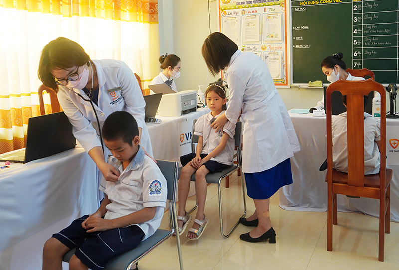 Khám sàng lọc bệnh tim bẩm sinh và tiêm vắc-xin cúm tại huyện Quảng Ninh