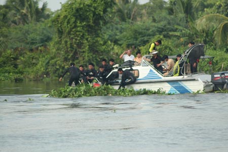 Lực lượng cứu hộ, người nhái Công an TP HCM chuẩn bị tác nghiệp cứu người.