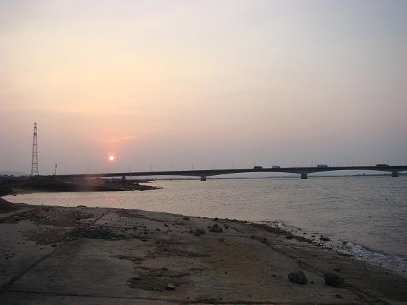 Cầu Gianh trong ánh bình minh (Nguồn: Dân trí)