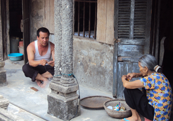 Nghệ nhân Lê Thành Lộc (trái), người đang lưu giữ nhiều làn điệu hát ru ở Cảnh Dương (Quảng Trạch). Ảnh: X.T
