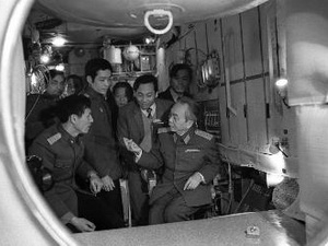 Đại tướng Võ Nguyên Giáp thăm các phi công vũ trụ Việt Nam được huấn luyện tại Trung tâm Gagarin tháng 7-1980. (Ảnh: Tiến Dũng - TTXVN)
