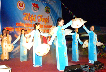 Người dân Đức Ninh (TP Đồng Hới) biểu diễn văn nghệ trong dịp lễ hội. Ảnh: M.Q