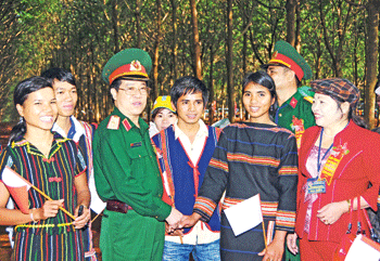 Thiếu tướng Nguyễn Xuân Sang - Tư lệnh Binh đoàn 15 gặp gỡ các công nhân trẻ tham dự hội thao kỹ thuật năm 2010. Ảnh: N.T
