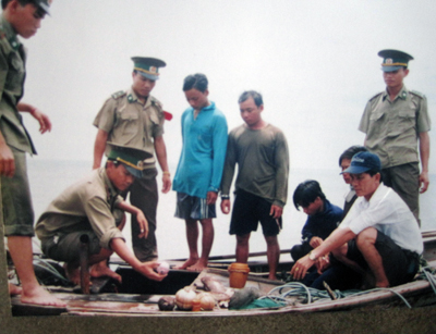 Bộ đội biên phòng đồn Lý Hòa đang xử lý thuyền của ngư dân dùng chất nổ khai thác thủy sản.
