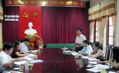 Đoàn ĐBQH tỉnh trong buổi giám sát tại huyện Minh Hóa