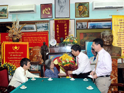 Đồng chí Nguyễn Hữu Hoài, Phó Bí thư Tỉnh ủy, Chủ tịch UBND tỉnh tặng hoa, chúc thọ Đại tướng Võ Nguyên Giáp thông qua Phu nhân của Đại tướng.