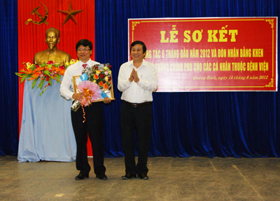 Đồng chí Nguyễn Xuân Quang trao bằng công nhận 