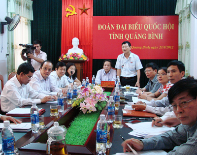 Đồng chí Nguyễn Ngọc Phương, Phó Trưởng đoàn ĐBQH tỉnh Quảng Bình phát biểu chất vấn Thống đốc Ngân hàng Nhà nước Nguyễn Văn Bình.