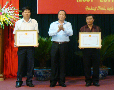 Đồng chí Trần Văn Tuân, Phó Chủ tịch UBND tỉnh trao bằng khen của UBND tỉnh cho các tập thể, cá nhân có thành tích trong phong trào PCCC.