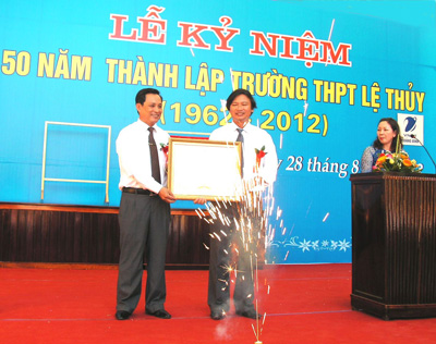 Thừa ủy quyền, đồng chí Nguyễn Đình Hiệu, Bí thư  Huyện ủy Lệ Thủy trao bằng khen của Thủ tướng Chính phủ cho Trường THPT Lệ Thủy.