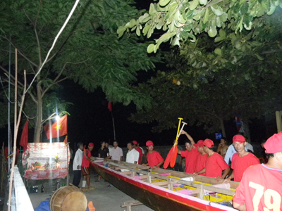 Người dân xã Liên Thủy, huyện Lệ Thủy làm lễ hạ thủy thuyền đua.