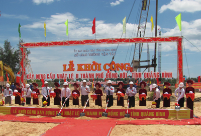 Các đồng chí lãnh đạo tỉnh, Bộ Giao thông-Vận tải, Bộ Xây dựng động thổ khởi công xây dựng cầu.