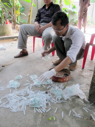 Hàng trăm ống hóa chất đã được sử dụng trong sản xuất giá được phát hiện tại cơ sở của bà Phạm Thị Nhung ở xã Trung Trạch (Bố Trạch).
