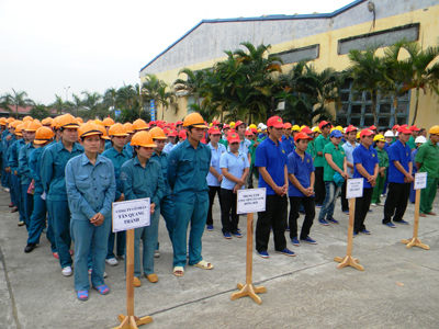 Công nhân viên chức lao động tại khu vực công nghiệp Tây Bắc Đồng Hới tham gia hưởng ứng Tháng công nhân.