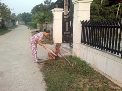 Phụ nữ ở xã Nghĩa Ninh luôn có ý thức giữ gìn vệ sinh đường làng,  ngõ xóm sạch, đẹp.