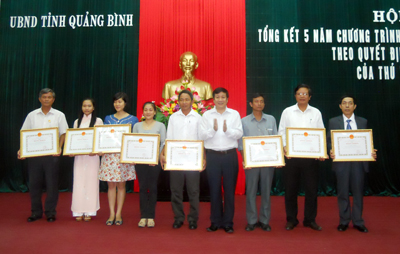 Đồng chí Nguyễn Xuân Quang, UVTV Tỉnh uỷ,  Phó Chủ tịch Thường trực UBND tỉnh tặng bằng khen cho các cá nhân có thành tích xuất sắc trong thực hiện chương trình tín dụng cho HSSV 5 năm qua.