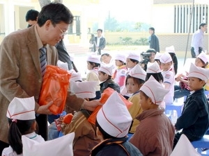 Tặng muối iốt cho học sinh huyện Thanh Oai. (Ảnh: TTXVN).