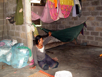 Chị Hồ Thị Thương (bản Khe Ngang, Trường Xuân) mới 25 tuổi nhưng đã có 3 mặt con, gia đình thuộc diện nghèo nhất bản.