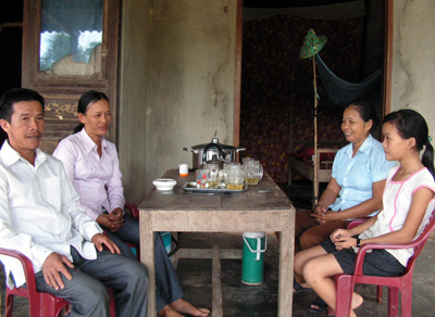Chị Lê Thị Doạn (phải) và gia đình chị Lê Thị Đông-người tham gia đình sản đầu tiên ở thôn Thanh Sơn (Thái Thủy, Lệ Thủy).