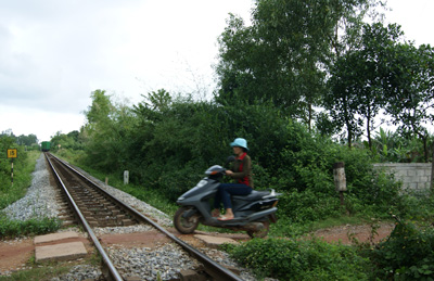 Người dân điều khiển phương tiện qua đường ngang ở thôn Lệ Kỳ (xã Vĩnh Ninh, Quảng Ninh).