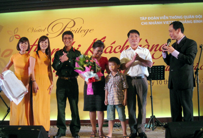Lãnh đạo Chi nhánh Viettel Quảng Bình trao giải nhất cho khách hàng bốc thăm may mắn tại đêm tri ân là một Ipad 4