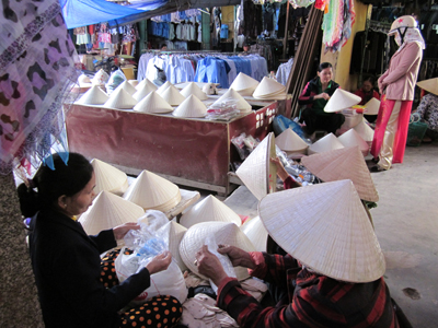 Làm nón lá- một trong những nghề truyền thống  của phụ nữ Quảng Trạch.