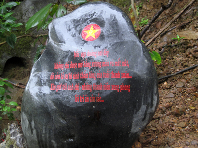 Viên đá có hình ngôi sao được đồng đội đưa từ Thanh Hóa  vào đặt trước cửa hang Tám TNXP