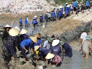 Nhân dân xã Mỹ Sơn, huyện Đô Lương, Nghệ An tham gia nạo vét kênh mương dẫn nước về trạm bơm chống hạn cứu lúa. (Ảnh: Hữu Việt/TTXVN)