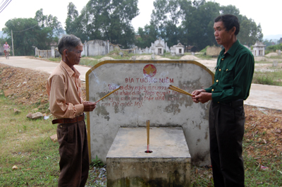 Dâng hương tưởng nhớ các liệt sĩ tại bia tưởng niệm ở thôn Quyết Thắng, Thanh Trạch.