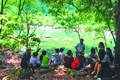 Điểm du lịch sinh thái suối Nước Moọc.