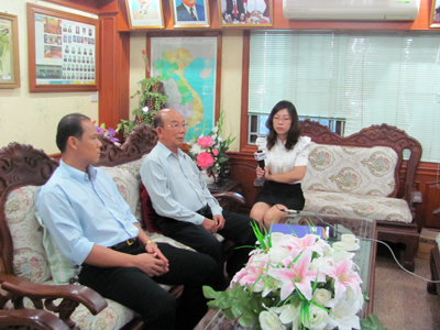 Ông Nguyễn Văn Quý (ngồi giữa) và con trai thứ bảy.