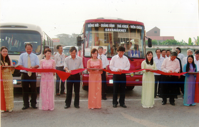 Cắt băng khai trương tuyến xe Việt-Lào: Đồng Hới-Viêng Chăn.